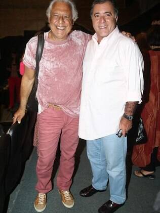 Antonio Fagundes com camiseta tie-dye rosa e calça do mesmo tom ao lado de Tony Ramos
