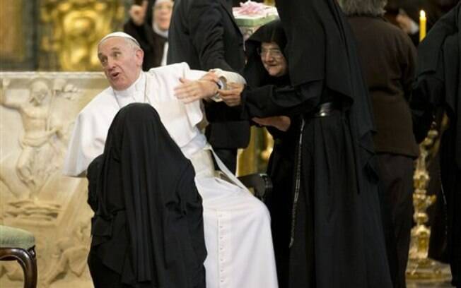 Para freiras que se aproximaram do Papa Francisco em Nápoles, julgamento foi machista