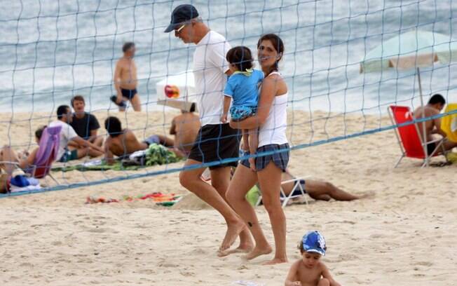 Marcos Caruso foi fotografado com a família na praia do Leblon, no Rio, na tarde deste domingo (27)