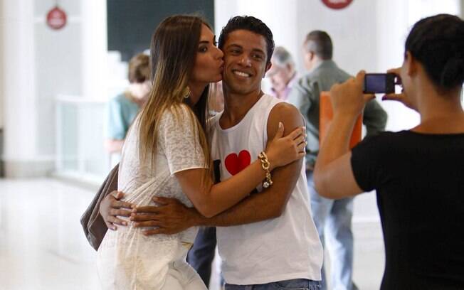 Nicole Bahls atendeu os fãs enquanto circulava pelo aeroporto do Rio de Janeiro