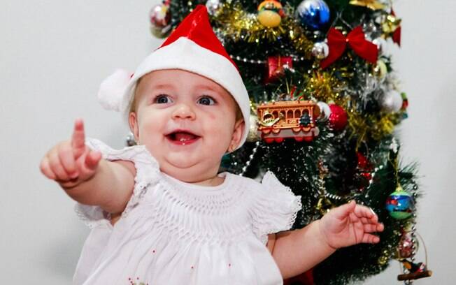 Giovanna nasceu no dia 25 de dezembro há um ano. Agora a festa de Natal tem bolo de chocolate