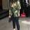 Fina, a apresentadora Claudia Winkleman combinou legging preta com camiseta da mesma cor e blazer com estampa botânica. Sandália e clutch pretas complementam o look. Foto: Getty Images