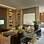 Integrado à suite, o home theater apresenta decoração discreta com peças pretas em contraste com estofados claros. Foto: Divulgação / João Ribeiro