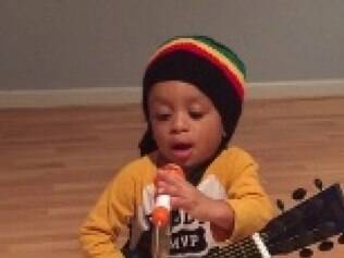 Menino de 2 anos imita Bob Marley