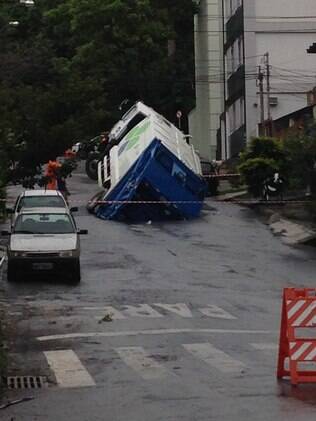 Asfalto cede e caminhão fica preso em rua de bairro de BH