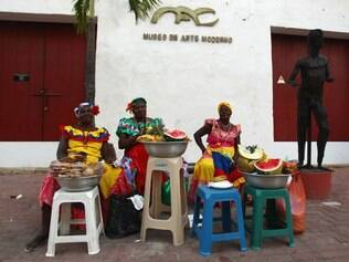 As palenqueras, mulheres negras com vestes coloridas, vendem frutas que refrescam o calor intenso