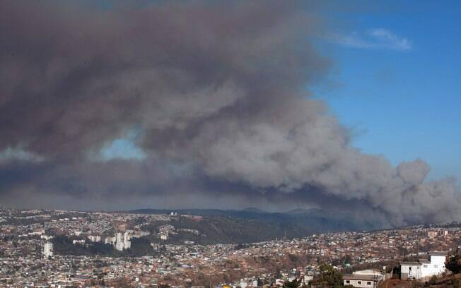 A propagação de um grave incêndio florestal na costa do Chile ameaça chegar às cidades portuárias próximas de Valparaíso e Vina del Mar
