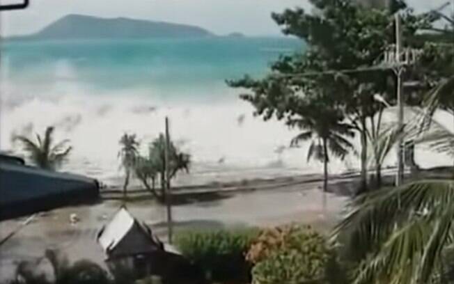 As ondas ultrapassaram os 30 metros na Indonésia, um dos 13 países atingidos pela tragédia (2004). Foto: Reprodução/Youtube