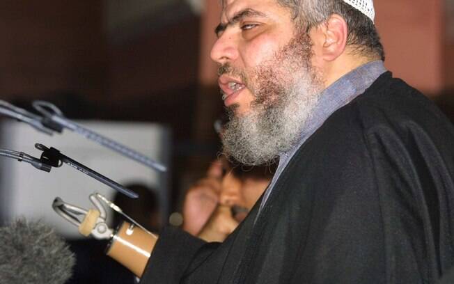Clérigo radical Abu Hamza em foto de 2002