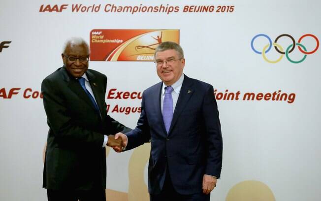 Lamine Diack, ex-presidente da IAAF,  com o presidente do COI, Thomas Back