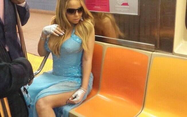 Mariah Carey no metrô com vestido Versace decotado