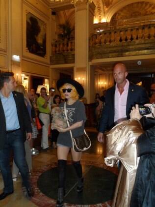 Lady Gaga no saguao do Hotel Imperial, em Viena