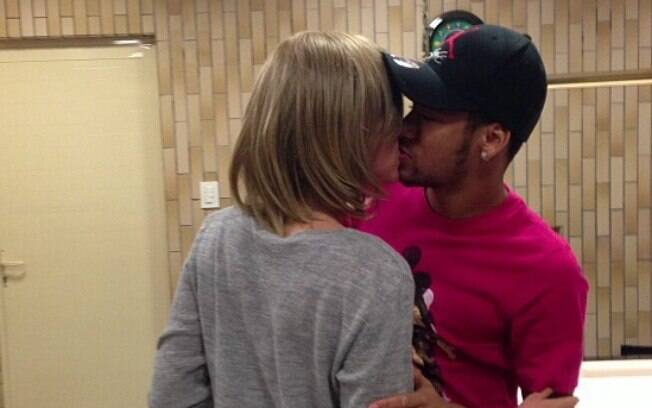 Neymar e Bruna Marquezine beijam muito nas redes sociais