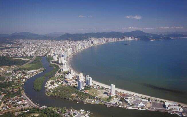 Balneário Camboriú agrada os turistas com suas belas praias e parques de diversão 