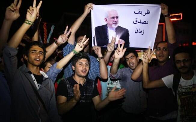 Iranianos fazem o V da vitória após confirmação do acordo nuclear. Foto: AP