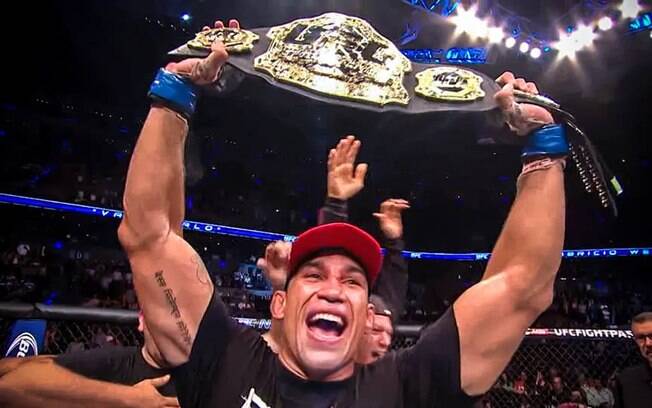 Fabricio Werdum vai defender seu cinturão no Brasil