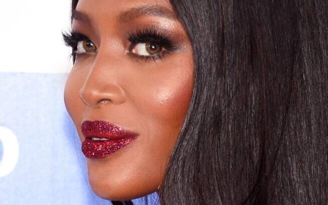 Naomi Campbell aproveitou a noite de premiação do VMA para caprichar na boca de glitter Naomi Campbell aproveitou a noite de premiação do VMA para caprichar na boca de glitter