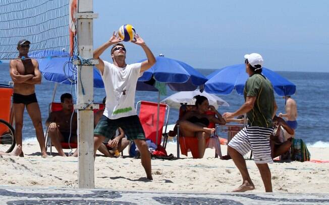 Como de costume, Rodrigo Hilbert aproveitou a tarde do sábado (14) para jogar vôlei com amigos em uma praia do Rio