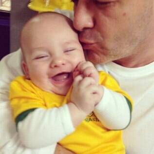 Alexandre, filho de Ana Hickmann, no colo do pai