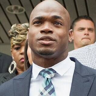 Um dos melhores jogadores da NFL, Adrian Peterson está afastado do esporte após ser acusado de agredir o filho