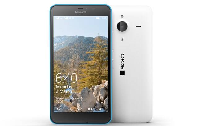 Microsoft Lumia 640 XL pode ser encontrado de R$ 539 a R$ 999 e possui tela de 5,7 polegadas, processador de 1.2 GHZ, 1 GB de RAM e 8 GB de espaço, câmera de 13 MP e frontal de 5MP, bateria de 3.000 mAH e versão com um ou dois chips