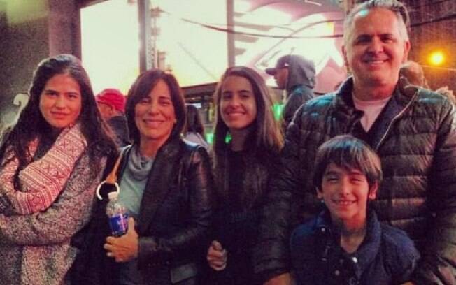 Gloria Pires posa em ponto turístico de Nova York com a família