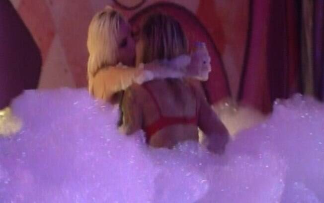 Se beijaram debaixo do banho de espuma