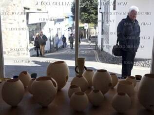Série de potes na Wills Lane Gallery, em St. Ives, onde foi reaberto o histórico estúdio de cerâmica Leach Pottery