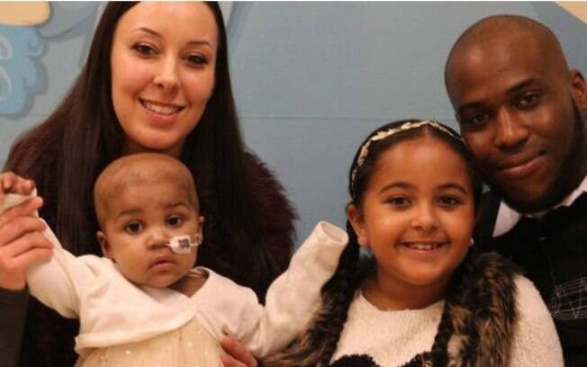 Layla com sua mãe Lisa, o pai Ashleigh e a irmã Reya