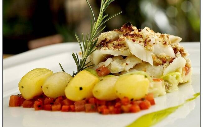 Na dúvida, sirva o bacalhau com batatas cozidas. Elas acompanham bem qualquer receita