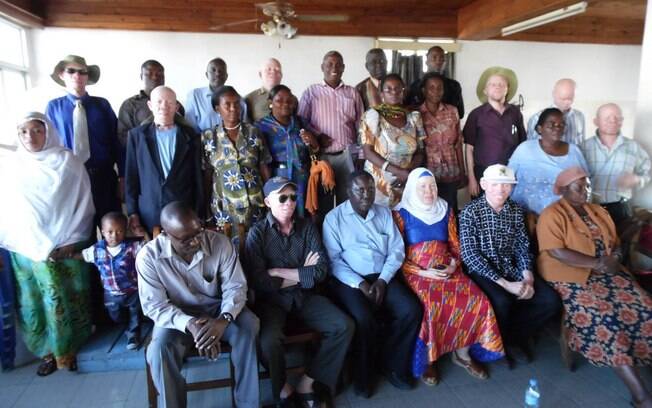 Encontro da TAS com funcionários dos governos de Dar e Salaam em região da Tanzânia (2013). Foto: Tanzania Albinism Society
