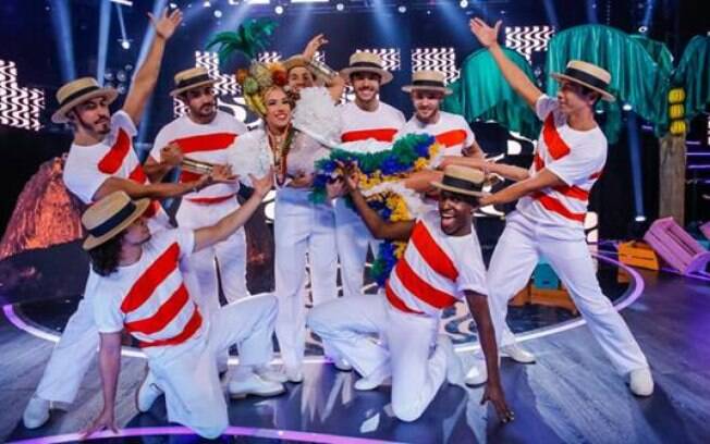 Patricia Abravanel vestida de Carmem Miranda no 'Máquina da Fama' especial de carnaval