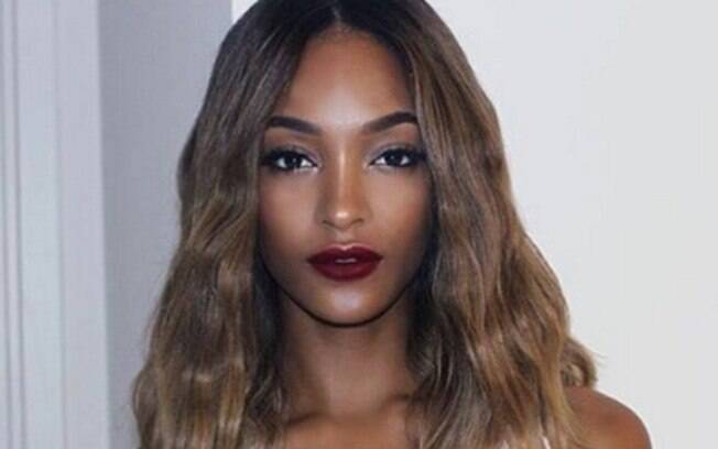 Jourdan Dunn, belíssima, com batom vermelho arroxeado