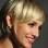 Ashlee Simpson com cabelo curto e franja lateral média. Foto: GettyImages