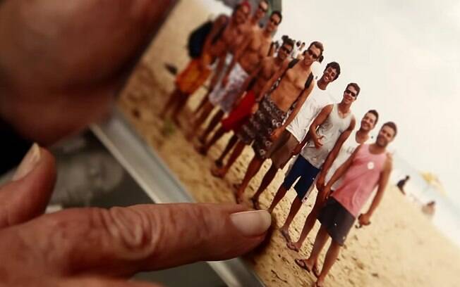 A mãe de Rodrigo Gularte, Clarisse, mostra foto do brasileiro na praia com os amigos. Foto: Reprodução/Youtube