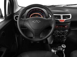 Interior do Chery QQ é bastante simples, mas com desenho atual