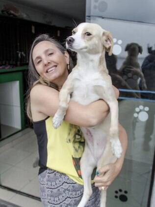 Paçoca foi resgatada junto com Mel e está pronta para adoção. Na imagem ela está no colo de Fátima, presidente da ONG que a resgatou