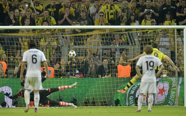 De pênalti, Lewandowski marcou seu quarto gol no jogo e transformou a vitória do Dortmund em goleada