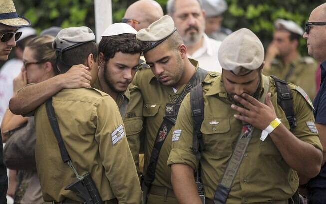 Soldados israelenses são vistos durante enterro em Jerusalém de seu companheiro Amit Yeori, morto durante combates em Gaza (27/7)