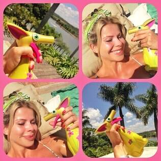 Karina Bacchi aproveita o dia ensolarado para tomar sol