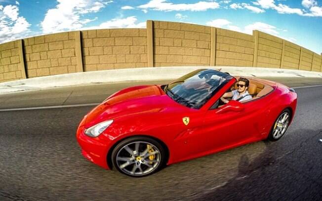 Luan Santana dirige Ferrari durante viagem por Las Vegas