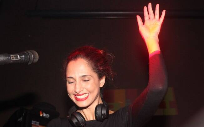 Também na madrugada de sábado (14), Camila Pitanga virou DJ em uma balada de São Paulo