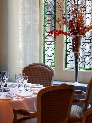 Um jantar num restaurante elegante deixa as librianas com um sorriso no rosto