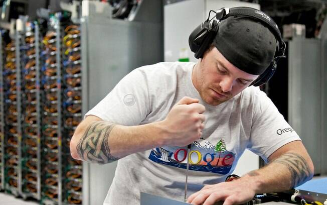Engenheiro do Google conserta peças de um servidor do data center de Oregon (EUA)