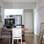 Para compor a sala de jantar, o arquiteto escolheu uma mesa retangular com cadeiras nas cabeceiras e em apenas um dos lados. Foto: Divulgação