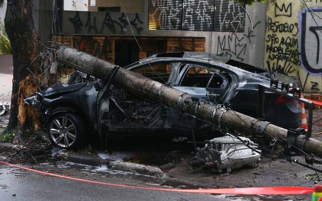 Carro derruba poste e passageiro morre carbonizado em São Paulo