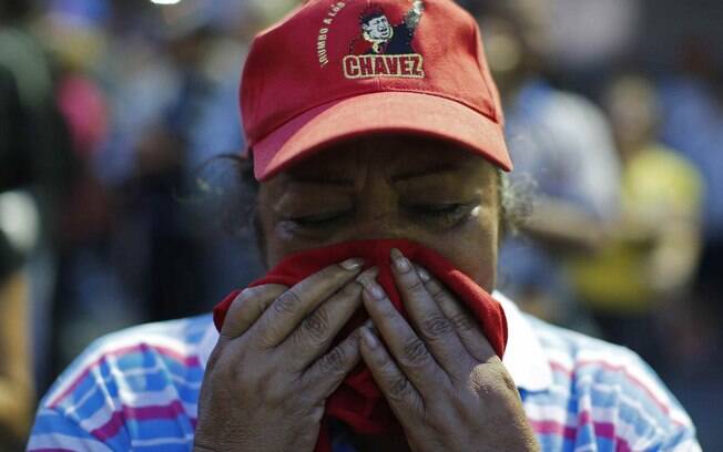 Venezuela chora ao saber da morte de Hugo Chávez, anunciada pelo vice-presidente em Caracas (05/03)