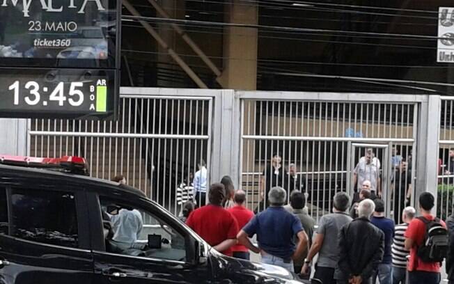 Em São Paulo, portões de escola onde aconteceu concurso para promotoria fecharam antes do horário