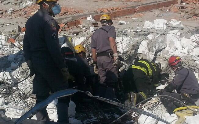 Bombeiros procuram a última vítima que foi retirada dos escombros na tarde desta quinta-feira (28/08). Foto: Divulgação/Bombeiros