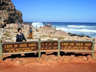 Placa em inglês e africâner, o idioma dos colonizadores da África do Sul, identifica o Cabo da Boa Esperança